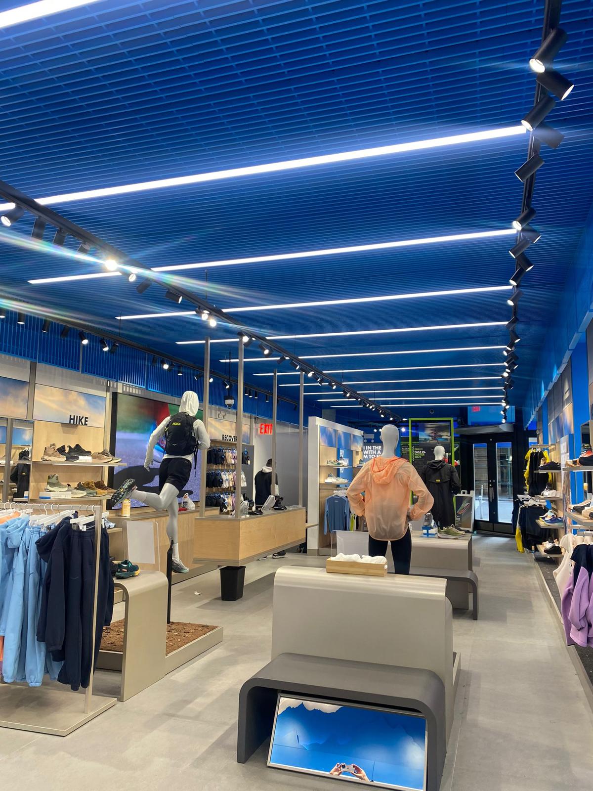 Lighting the Brand: illuminazione retail custom per Hoka New York Lighting the Brand: illuminazione retail custom per Hoka New York