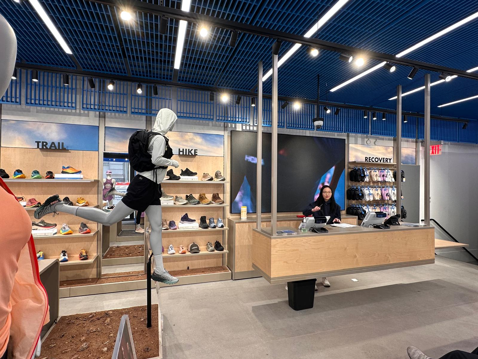 Lighting the Brand: illuminazione retail custom per Hoka New York Lighting the Brand: illuminazione retail custom per Hoka New York