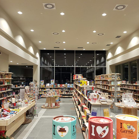 Illuminazione Mondadori Bookstore Tolentino: design e qualità Made in Italy